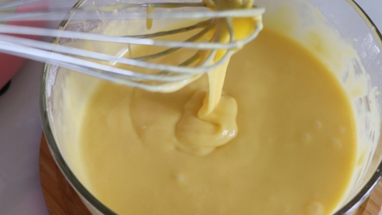 8寸戚风蛋糕，裸蛋糕也要装饰美美的,继续制作蛋黄糊，用手抽把蛋黄拌匀即可。不要过度搅拌，盖好盖子放置待用。