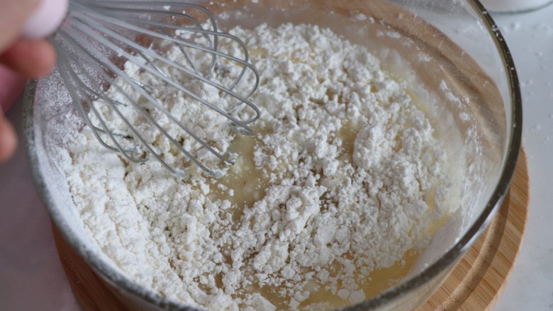 8寸戚风蛋糕，裸蛋糕也要装饰美美的,过筛的面粉和玉米油，用手动打蛋器划Z的轨迹，搅拌。