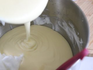 8寸戚风蛋糕，裸蛋糕也要装饰美美的,再取一部分蛋白，同样翻拌匀，之后倒回蛋白盆中，翻拌，之后用橡胶刮刀，把盆壁上的蛋白都翻拌匀。