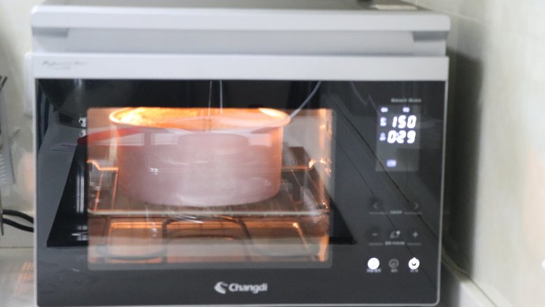 8寸戚风蛋糕，裸蛋糕也要装饰美美的,根据自己的操作时间，记得提前10分钟预热烤箱，150度预热。之后把做好的蛋糕糊，放到长帝烤箱，以150度烘烤50分钟。