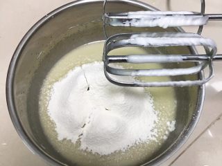 葡萄干蛋糕,过筛低筋粉，也用打蛋器低速搅拌至糊状。