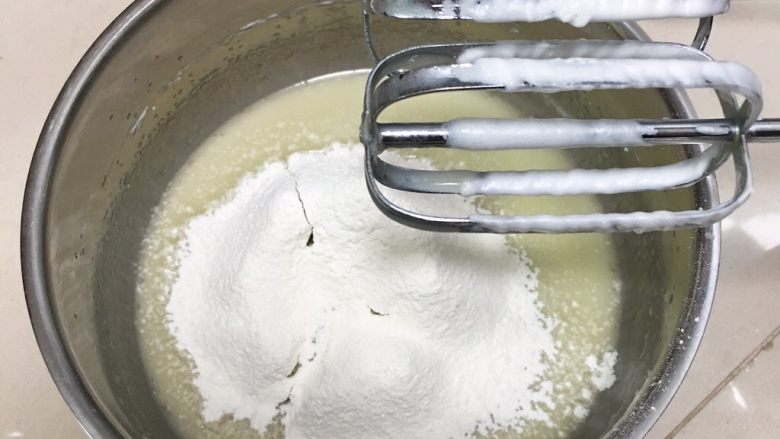 葡萄干蛋糕,过筛低筋粉，也用打蛋器低速搅拌至糊状。