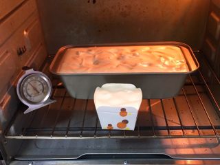 葡萄干蛋糕,烤箱预热至150度，吐司盒送入烤箱烤制40分钟。