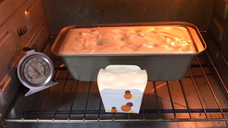 葡萄干蛋糕,烤箱预热至150度，吐司盒送入烤箱烤制40分钟。