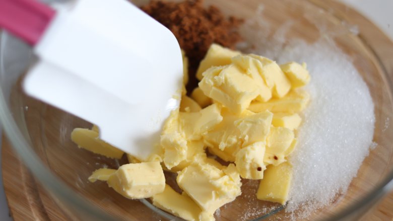 香蕉蔓越莓玛芬蛋糕,黄油软化到轻易可以摁压的程度。