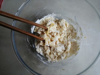 鸡蛋烤饼,再把酵母水倒入，拌成絮状