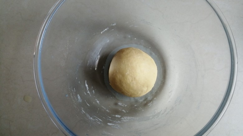鸡蛋烤饼,然后用手揉成光滑柔软的面团，盖上保鲜膜，在室温下发酵两倍大