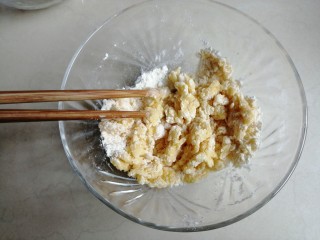 鸡蛋烤饼,把拌匀的蛋糖油倒入另一份75克面粉里