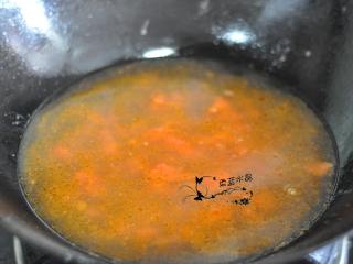 油泼茄汁面,加入高汤，煮开后备用。