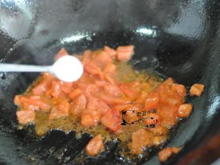 油泼茄汁面,加入盐，煮到番茄变软烂。