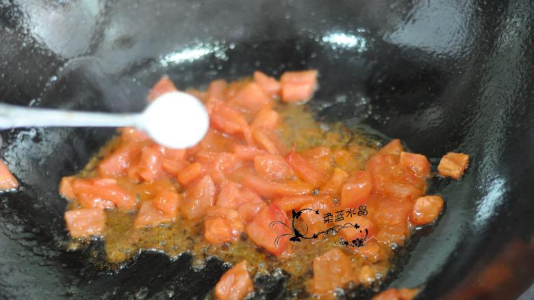 油泼茄汁面,加入盐，煮到番茄变软烂。