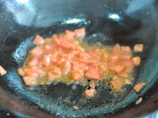 油泼茄汁面,番茄去皮切成粒，锅里倒入油下番茄。