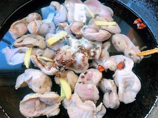 凉拌鸡胗,锅中重新倒入清水放入鸡胗和姜片、花椒、八角