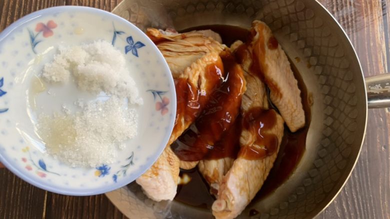平底锅焗鸡翅,加盐糖适量