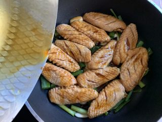 平底锅焗鸡翅,然后淋上腌制时的酱汁