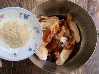 平底锅焗鸡翅,加胡椒粉适量