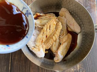 平底锅焗鸡翅,加蚝油2勺