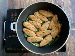 平底锅焗鸡翅,再码入腌制好的鸡翅