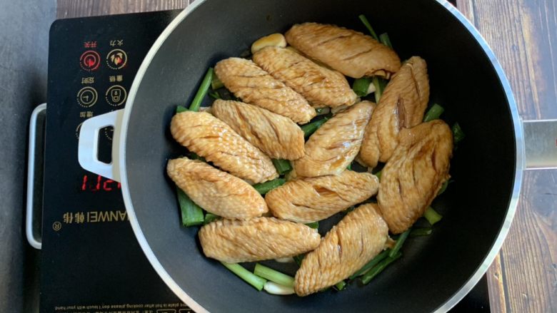 平底锅焗鸡翅,再码入腌制好的鸡翅