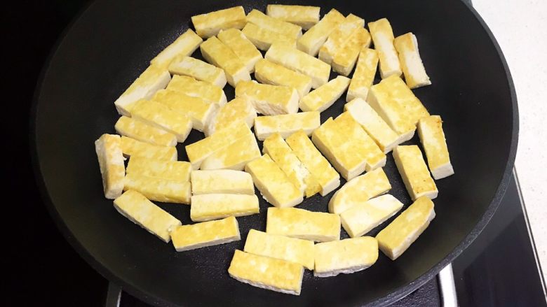 干锅千叶豆腐,煎制一面金黄就翻面