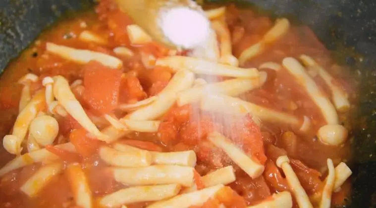 番茄与海鲜菇能碰撞出怎样的火花?美味是必然的,营养更是丰富,加入盐，炒匀盛出