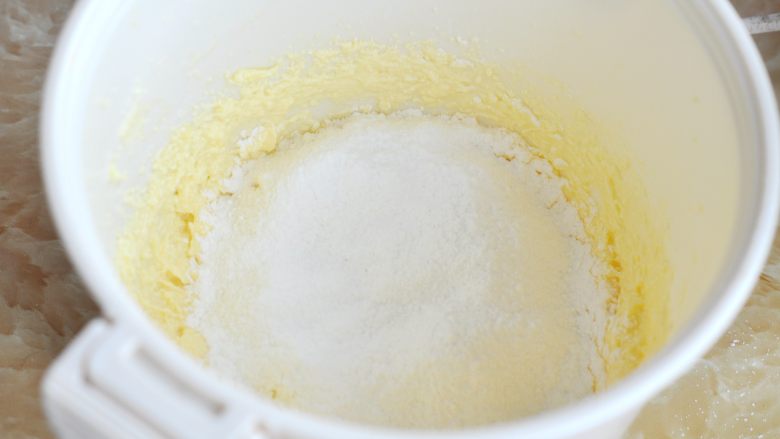 奥利奥蛋糕圈,筛入低粉，用电动打蛋器低速打匀。