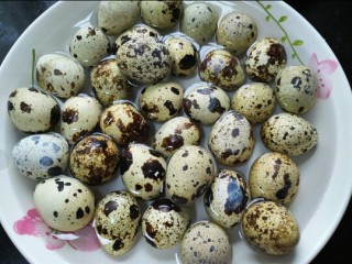 五香鹌鹑蛋,捞出过一遍冷水，这样更易剥壳。