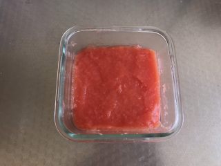 Q弹番茄糕,西红柿泥倒入容器中抹平，然后放冰箱冷藏一个小时