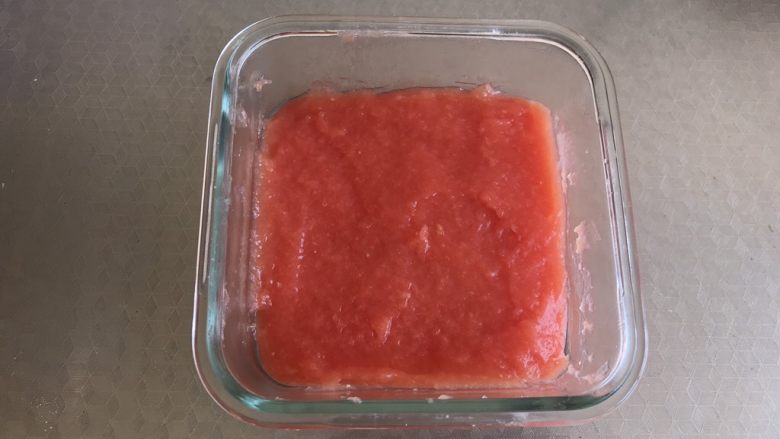 Q弹番茄糕,西红柿泥倒入容器中抹平，然后放冰箱冷藏一个小时