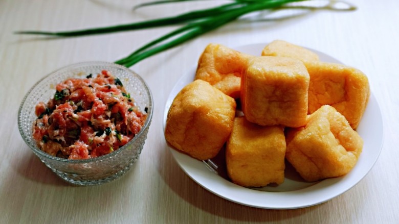 芹菜肉糜酿油豆腐,准备工作完成。