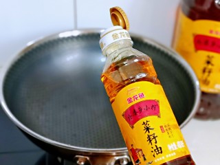 芹菜肉糜酿油豆腐,起锅，加入菜籽油。