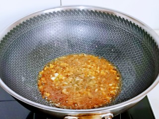 芹菜肉糜酿油豆腐,加入切好的蒜，生抽，蚝油，半小碗纯净水，烧开至浓稠。