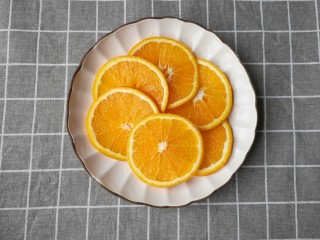 香橙排骨,香橙切片。
