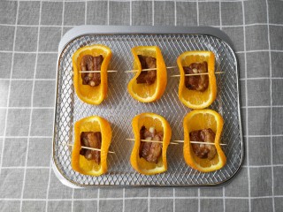 香橙排骨,将香橙包裹好的排骨放在托盘上，送进干果机里。