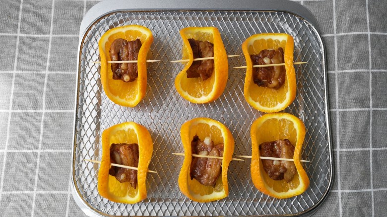 香橙排骨,将香橙包裹好的排骨放在托盘上，送进干果机里。