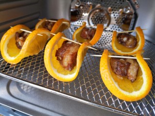 香橙排骨,烘干一点的排骨被橙子的香甜包裹着简直就是排骨界的小清新！