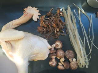 小鸡炖蘑菇,准备主要食材：鸡（小公鸡最好，我只买到蛋鸡)，香菇，东北榛蘑，红薯粉条