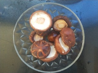 小鸡炖蘑菇,香菇去蒂清洗干净