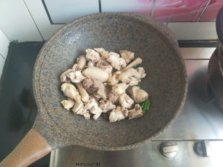 小鸡炖蘑菇,放入鸡肉翻炒，加料酒