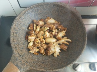 小鸡炖蘑菇,加生抽，少许老抽，少许蚝油，翻炒