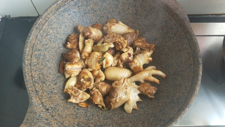 小鸡炖蘑菇,加生抽，少许老抽，少许蚝油，翻炒
