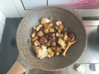 小鸡炖蘑菇,把香菇榛蘑倒进去一起翻炒几下