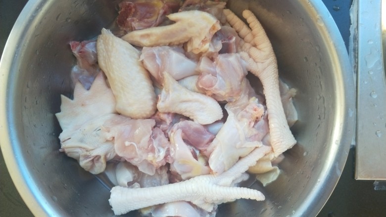 小鸡炖蘑菇,鸡肉剁成小块，清洗干净。（我只用了半只)