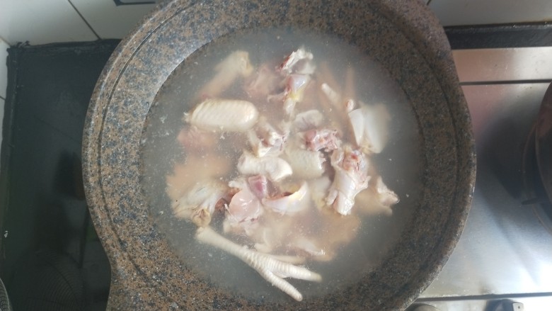 小鸡炖蘑菇,冷水下锅，焯水，煮出血沫