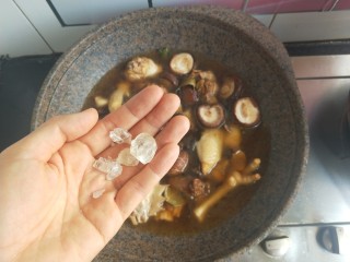 小鸡炖蘑菇,加两三块冰糖，一小勺盐。