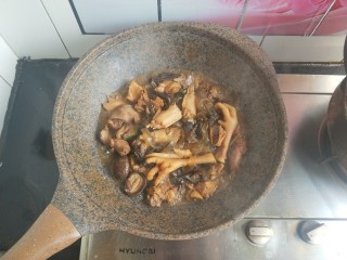 小鸡炖蘑菇,最后打开锅盖，大火煮，收汁，加白胡椒粉，鸡精，翻拌均匀即可。