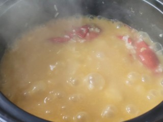 佛系龙虾粥,大火煮开，中火熬制，不断搅拌煮至浓稠。