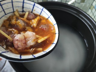 佛系龙虾粥,砂锅中放水和大米，将虾黄和虾肉倒入。