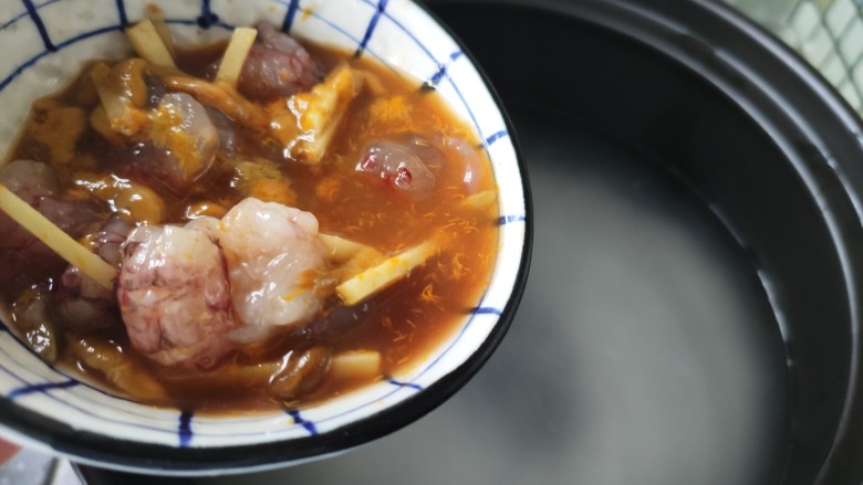 佛系龙虾粥,砂锅中放水和大米，将虾黄和虾肉倒入。