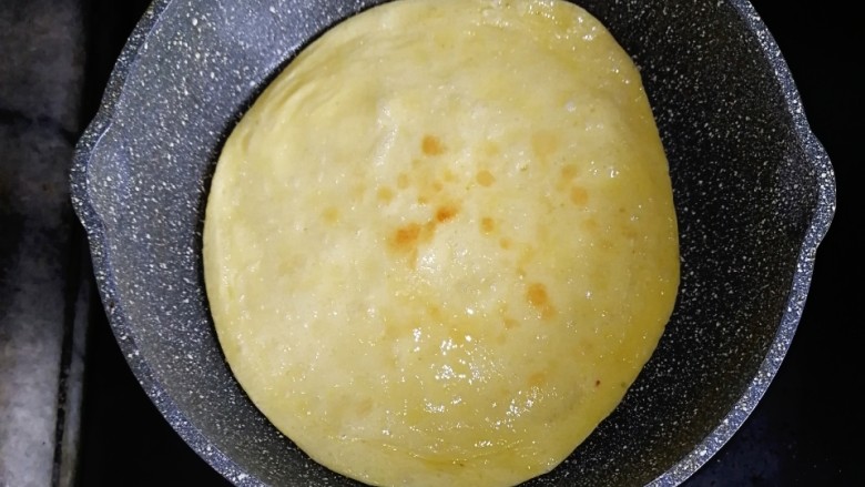 牛小排杂蔬炒蛋饼,煎至两面微黄就可以出锅